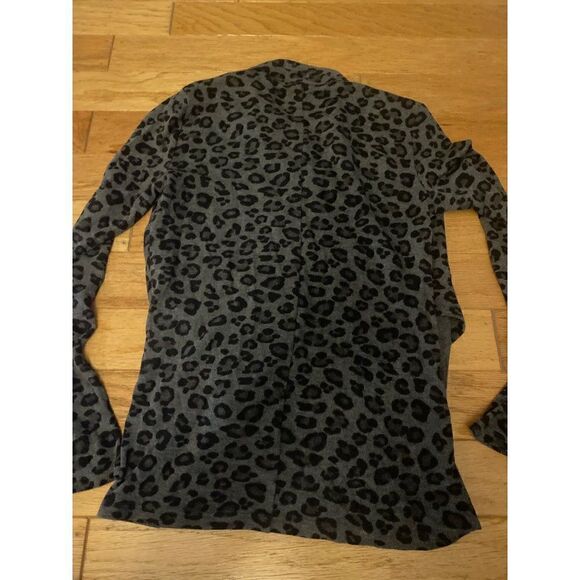1.State women's grey animal long sleeve v-neck crossover sweater top size small - Picture 9 of 9